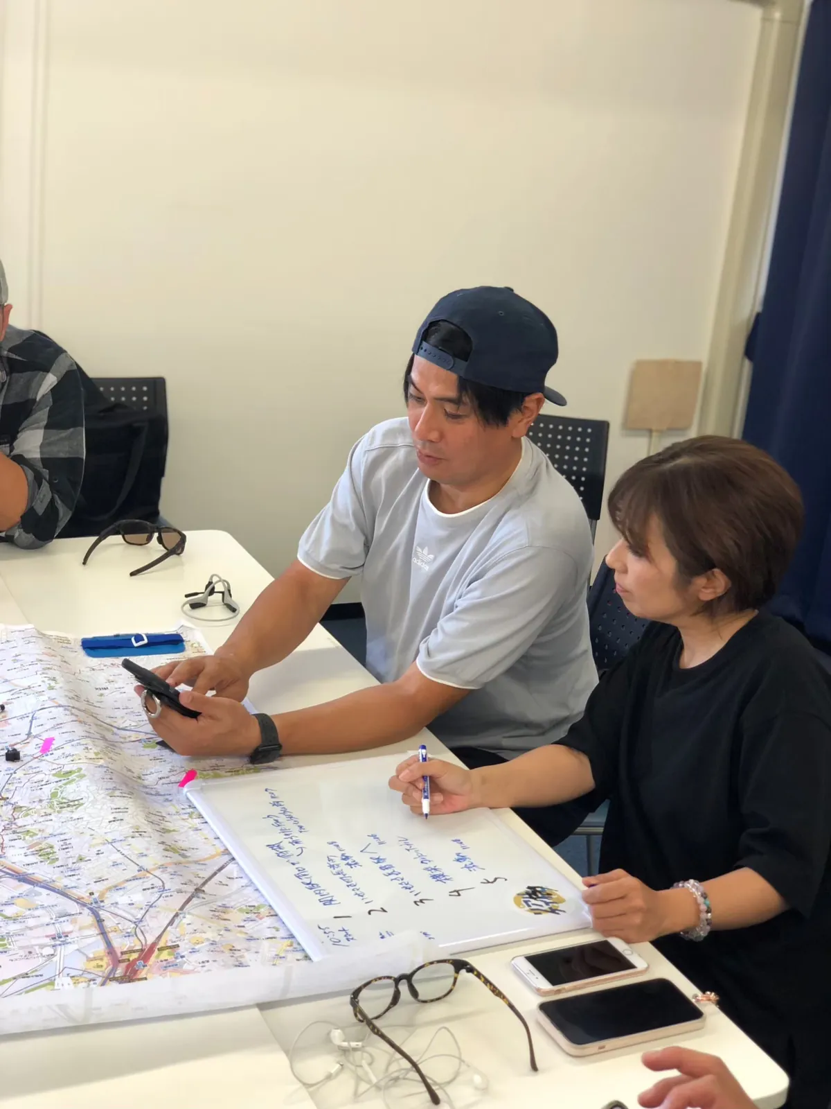 地図を囲み情報共有する参加者