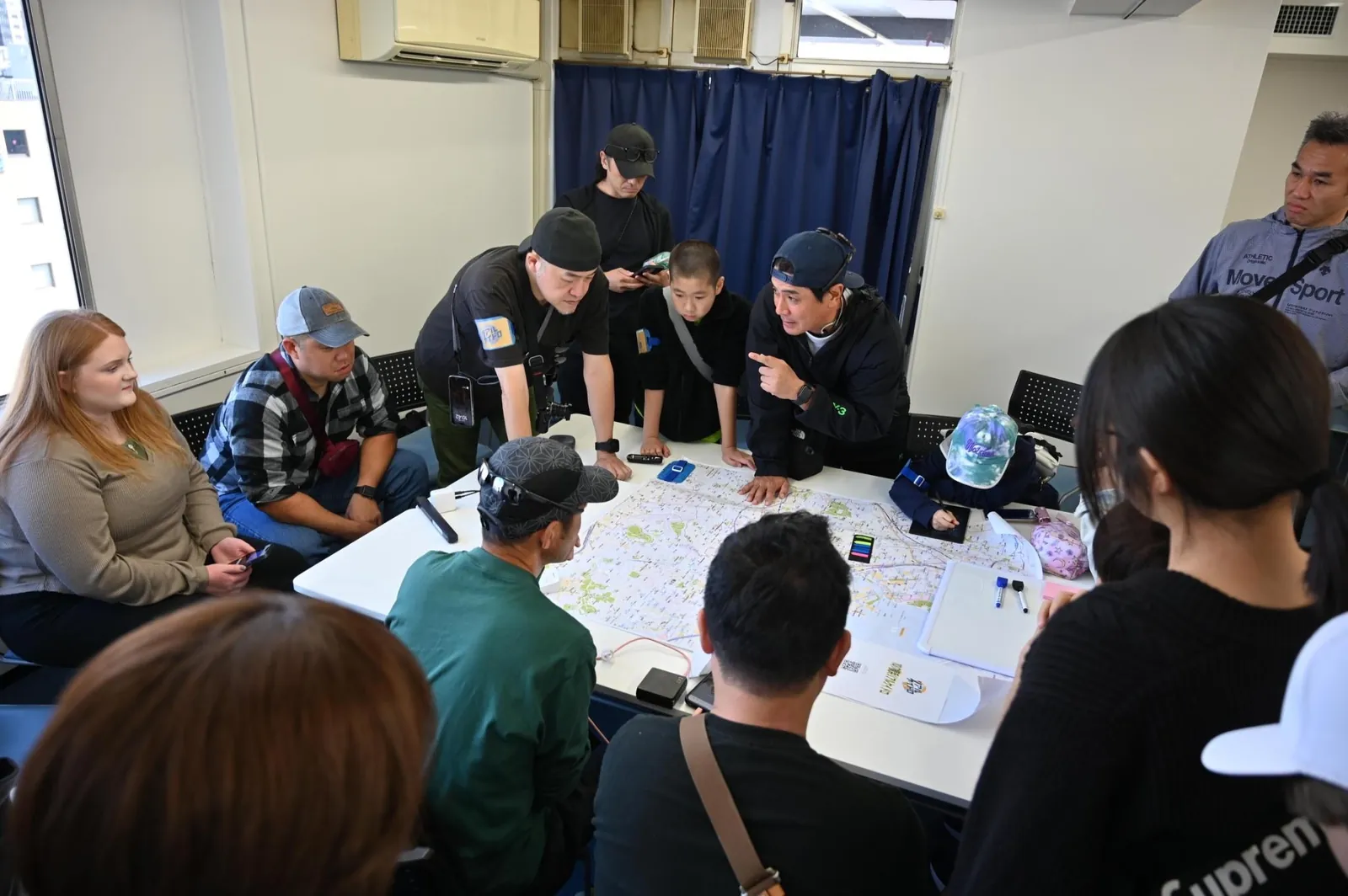 地図を囲み情報を共有するリアルケイドロ研修
