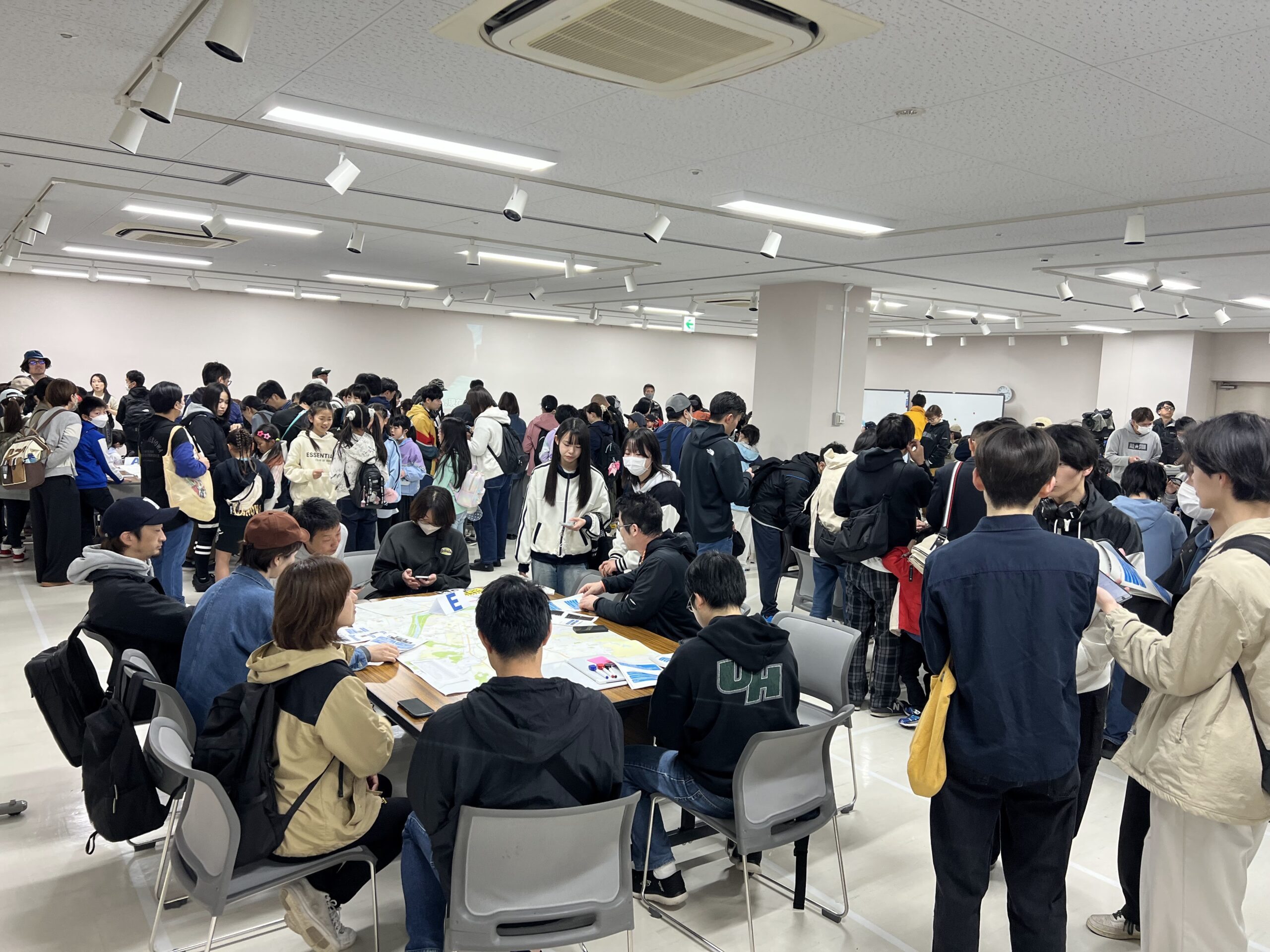 リアルケイドロで情報収集や証拠分析に取り組む子どもたち