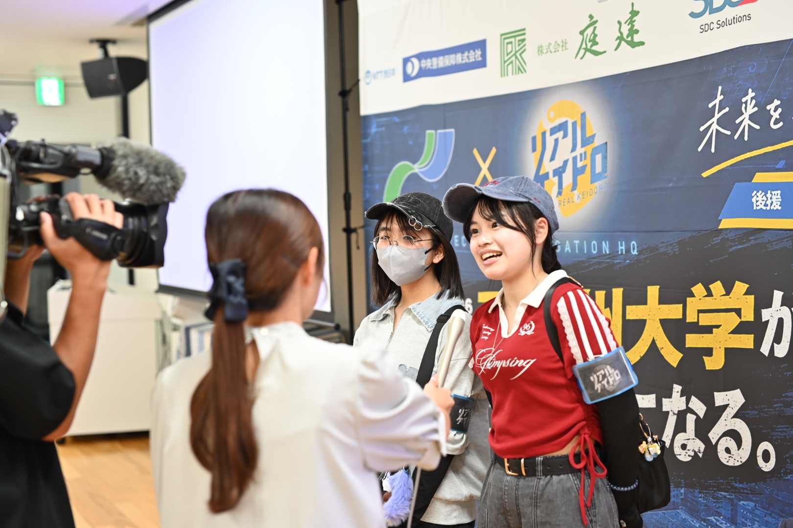 リアルケイドロ 西九州大学で参加者にインタビューするサガテレビ