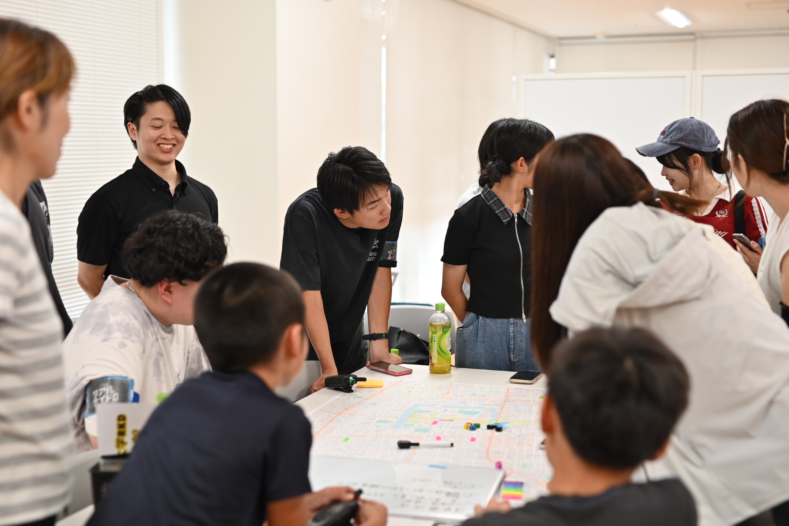 リアルケイドロ 西九州大学で捜査情報を共有する参加者
